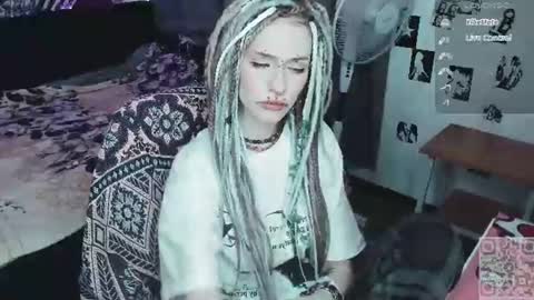 Snapshot of say_mary chatting on June 15, 10:39 am pronoun she. name Mary. age 21. online show from June 15, 10:39 am