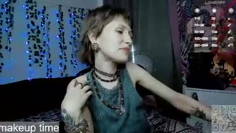 Snapshot of say_mary chatting on June 27, 5:29 pm pronoun she. name Mary. age 21. online show from June 27, 5:29 pm