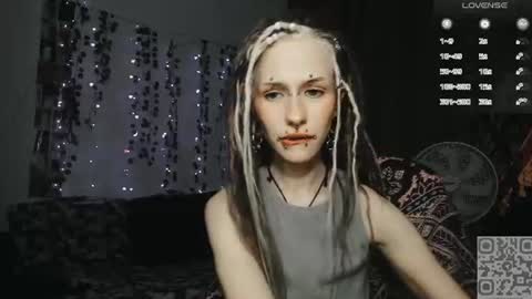 Snapshot of say_mary chatting on July 21, 10:56 pm pronoun she. name Mary. age 21. online show from July 21, 10:56 pm