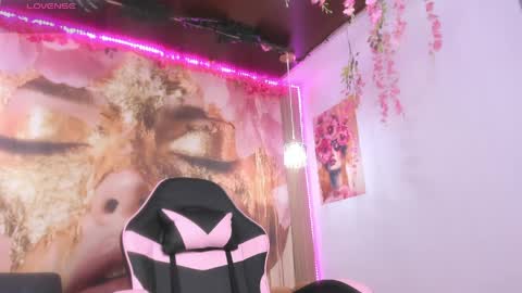Snapshot of scarletbaker__ chatting on June 6, 10:09 am Scarlet online show from June 6, 10:09 am