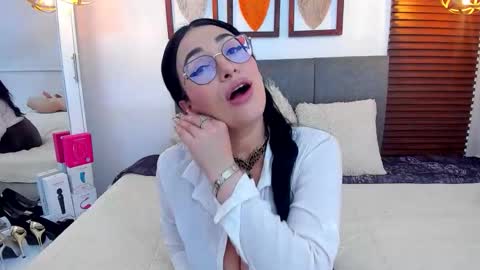 Snapshot of scarleth_swann chatting on June 1, 2:35 am scarleth online show from June 1, 2:35 am