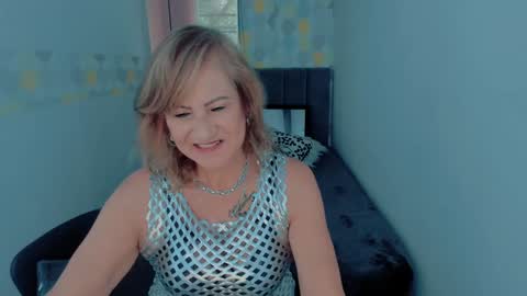 Snapshot of scarlethoot_ chatting on December 18, 3:00 pm S C A R L E T online show from December 18, 3:00 pm