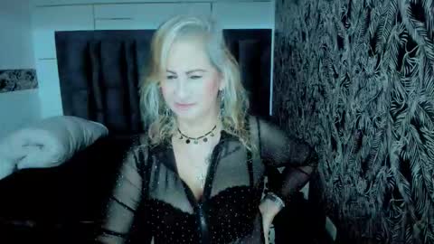 Snapshot of scarlethoot_ chatting on October 22, 11:54 am S C A R L E T online show from October 22, 11:54 am