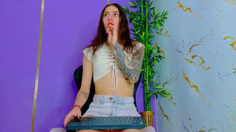 Snapshot of scarletjonesx chatting on September 17, 12:45 am Denis online show from September 17, 12:45 am