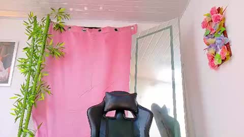 Snapshot of scarletjonesx chatting on June 19, 3:27 pm Denis online show from June 19, 3:27 pm