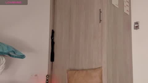 Snapshot of scarlett_diamond chatting on February 13, 12:02 am Scarlett Thumb up please help me 100 its important online show from February 13, 12:02 am