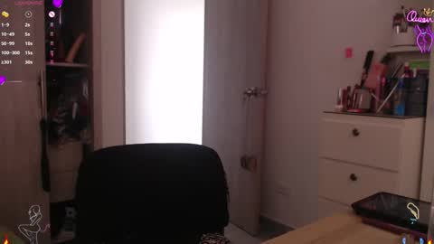 Scarlett Thumb up please help me 100 its important online show from February 13, 7:54 pm