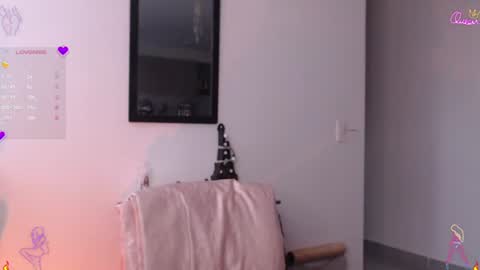 Snapshot of scarlett_diamond chatting on June 15, 10:56 pm Scarlett Thumb up please help me 100 its important online show from June 15, 10:56 pm