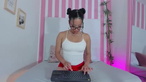 Snapshot of scarlett_jonson_ chatting on November 14, 1:32 pm . . online show from November 14, 1:32 pm