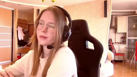 scarletta_ online show from March 25, 8:20 am