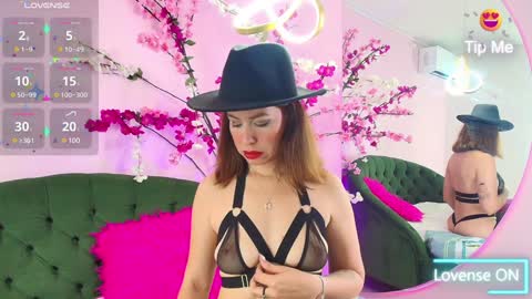 Snapshot of scarlette04 chatting on January 24, 8:00 pm SCARLETTE online show from January 24, 8:00 pm