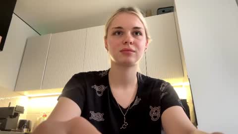 Snapshot of scarlettsencabaugh chatting on July 7, 2:21 pm Scarlett online show from July 7, 2:21 pm