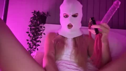 Scarlett stells online show from December 5, 11:30 am