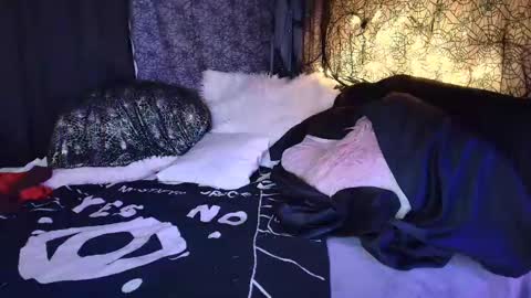 Snapshot of scary_sarah chatting on January 30, 9:47 pm Sarah Bones online show from January 30, 9:47 pm