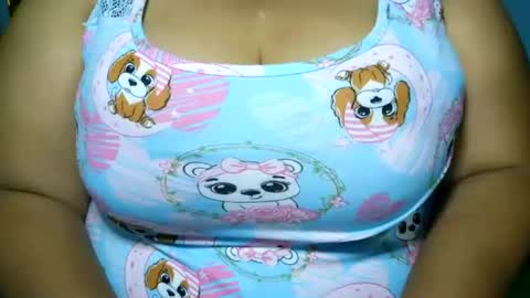 Snapshot of schoco_milf chatting on June 19, 11:08 pm mai latina online show from June 19, 11:08 pm