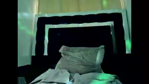 Snapshot of scook_gray chatting on February 21, 6:42 pm scook_gray online show from February 21, 6:42 pm