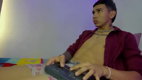 Snapshot of scook_gray chatting on May 24, 9:42 pm scook_gray online show from May 24, 9:42 pm