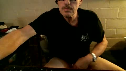 Snapshot of sdh69 chatting on October 23, 12:43 am eating pussy sucking dick online show from October 23, 12:43 am