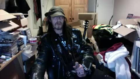 Snapshot of seasidesteve71 chatting on April 27, 1:36 am seasidesteve71 online show from April 27, 1:36 am