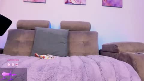     .  INDEPENDENT MODEL online show from February 3, 1:38 pm