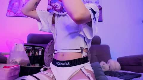     .  INDEPENDENT MODEL online show from March 2, 12:34 pm