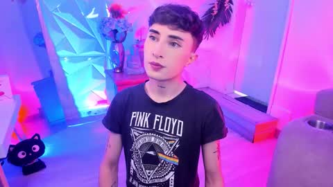     .  INDEPENDENT MODEL online show from March 5, 2:24 pm