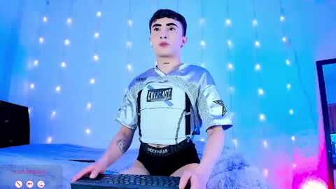     .  INDEPENDENT MODEL online show from June 6, 10:14 pm