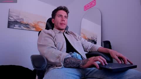 Snapshot of sebastianortizm chatting on January 18, 6:53 pm Lucian Sinclair online show from January 18, 6:53 pm