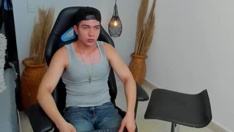 Snapshot of sebastiantorres_ chatting on December 17, 3:18 pm SEBASTIAN online show from December 17, 3:18 pm