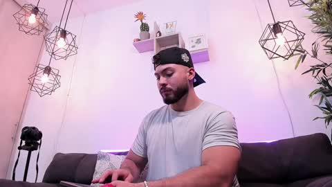 Instagram jeanpaulfit  online show from December 18, 8:14 pm