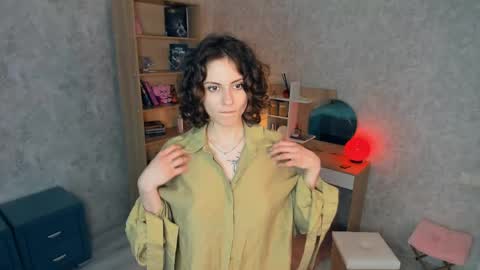 Mia online show from May 16, 10:36 am