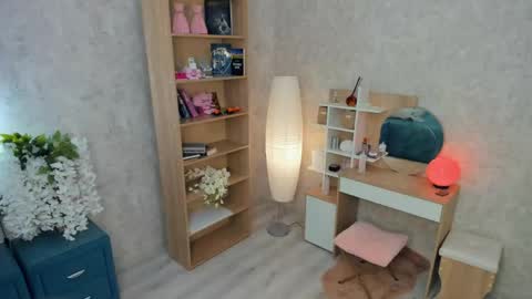 Mia online show from June 4, 5:02 am
