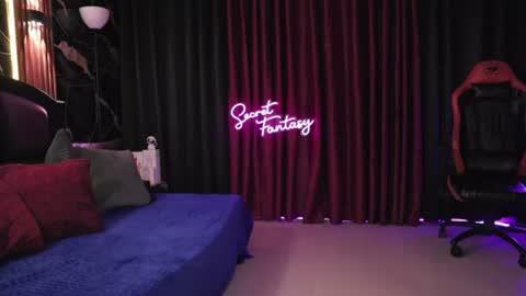 Snapshot of secretfantasy_xxx chatting on June 23, 1:03 am Kiki and Max online show from June 23, 1:03 am