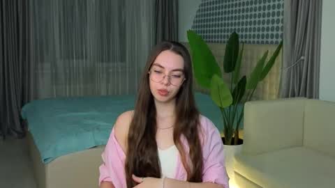 Mia online show from December 15, 4:11 pm