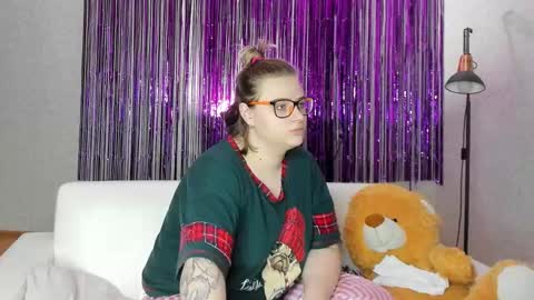 seductive_she_wolf online show from February 15, 9:15 pm