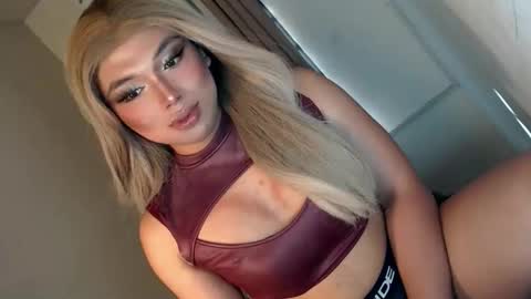 Snapshot of seductivedeluxe69 chatting on May 3, 7:36 am Deluxe online show from May 3, 7:36 am