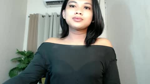 Snapshot of seductivedeluxe69 chatting on June 10, 7:18 am Deluxe online show from June 10, 7:18 am