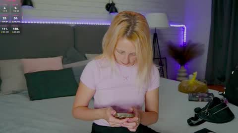 Snapshot of selena_lily chatting on September 11, 12:16 pm Selena Lily online show from September 11, 12:16 pm