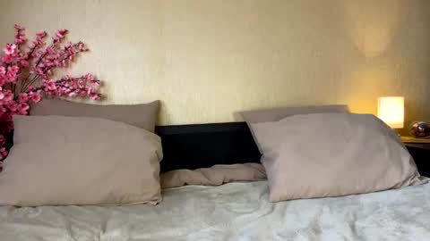 H i  My names is Selena Welcome to my room  Please thumbs up - its important online show from June 3, 8:28 am