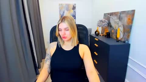 selenaemoore online show from May 5, 3:36 am