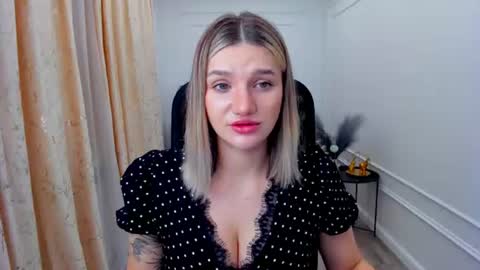 selenaemoore online show from June 18, 3:51 am