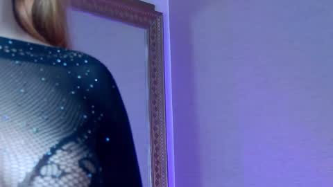 SelenaHanson online show from November 21, 10:25 am