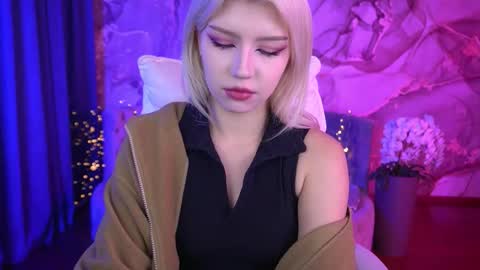 selenairis online show from October 11, 7:40 am