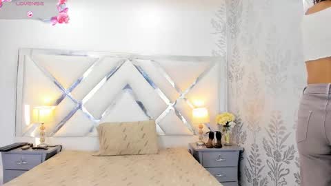 Selena reyess online show from December 3, 12:36 pm