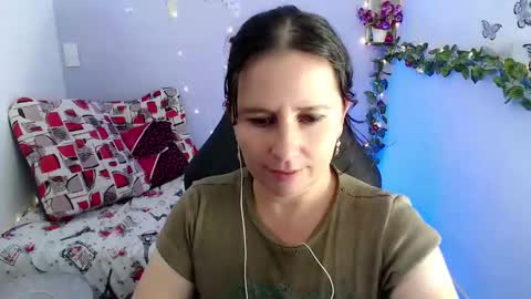 Snapshot of selene_mom chatting on January 20, 9:01 pm selene online show from January 20, 9:01 pm