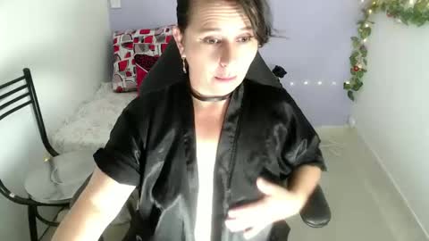 Snapshot of selene_mom chatting on February 6, 3:09 pm selene online show from February 6, 3:09 pm