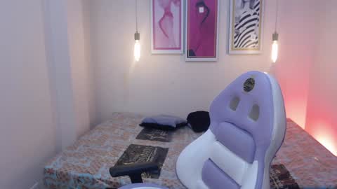 Snapshot of seleny_fitness chatting on February 6, 1:21 pm Mayte online show from February 6, 1:21 pm