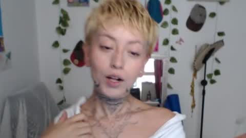 Snapshot of seley222 chatting on June 4, 6:36 pm Ask me online show from June 4, 6:36 pm