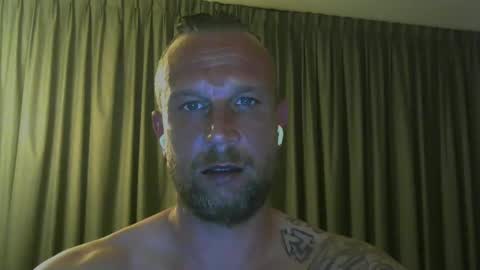 Snapshot of sence08 chatting on April 10, 12:05 am sence08 online show from April 10, 12:05 am