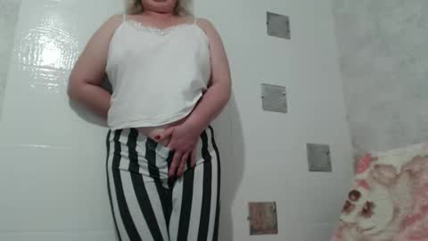 Snapshot of seniorita333 chatting on January 30, 6:46 am Lenna online show from January 30, 6:46 am